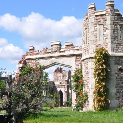 Folly Ruine im englischen Gartenstil