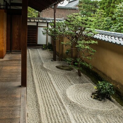 Kiesbett im Zen Garten eines Hauses