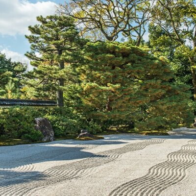 Kiesbett im Zen Garten mit Wellenlinien