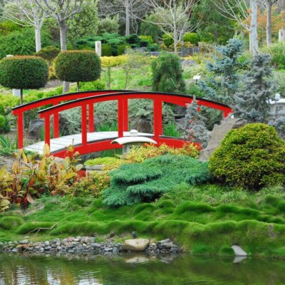 Rote Brücke in aufwändig gestaltetem Garten © Fotolia.com