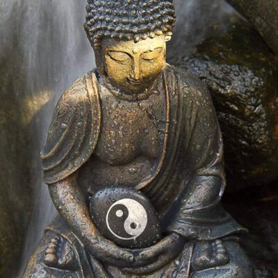 Buddha-Figur mit Yin und Yang