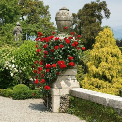 Bekrönung aus Stein von Blumen umgeben