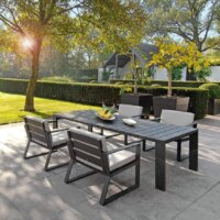 Terrasse mit modernen Natursteinplatten.