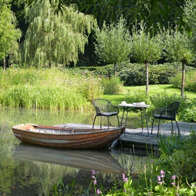 Großer Gartenteich mit Boot und Steg © Borek Gartenmöbel