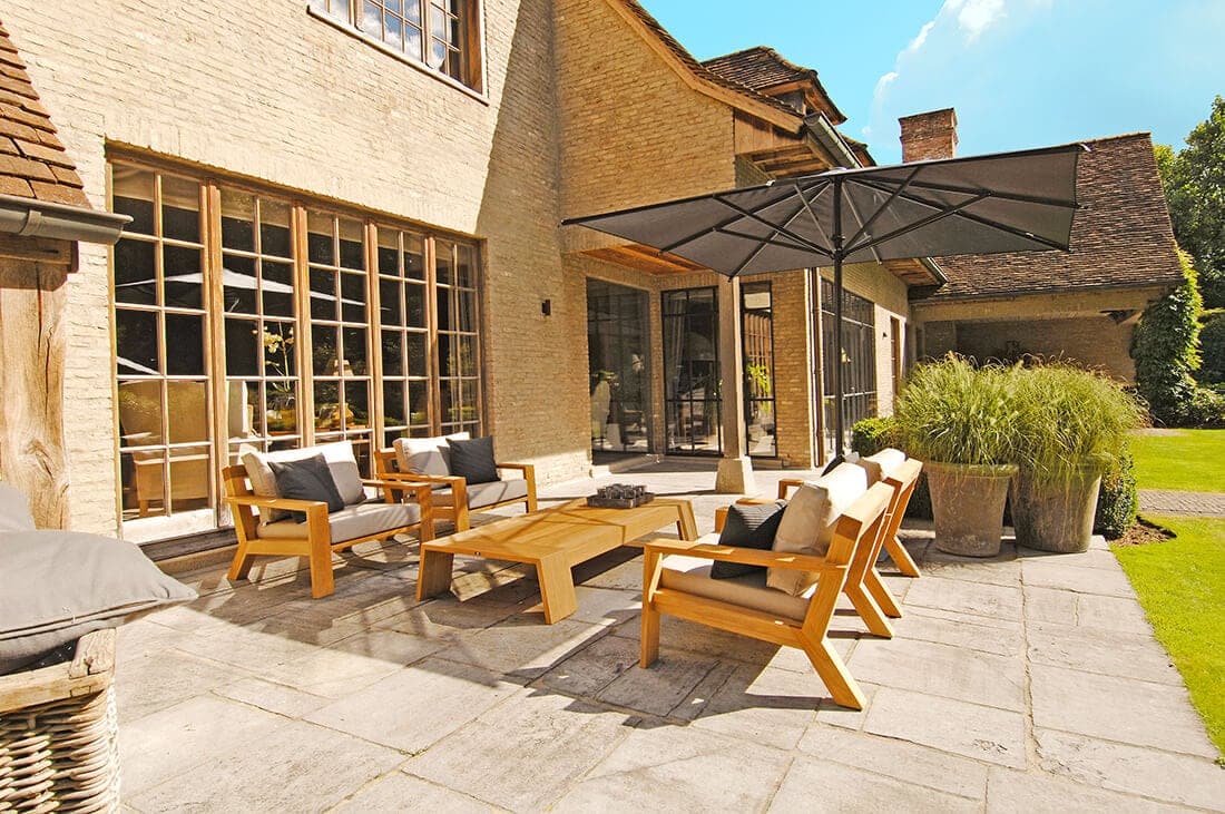 Gemütliche Terrasse mit antik wirkenden Steinplatten