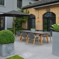 Modern gestaltete Terrasse mit grauen Terrassenplatten