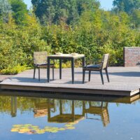 Großer Schwimmteich mit Sitzgruppe auf Holzterrasse