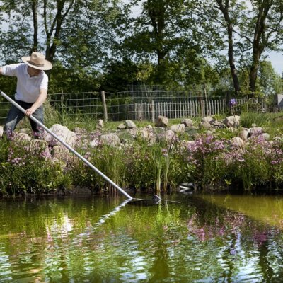 Mann reinigt Schwimmteich © Fotolia.com - pfluegler photo