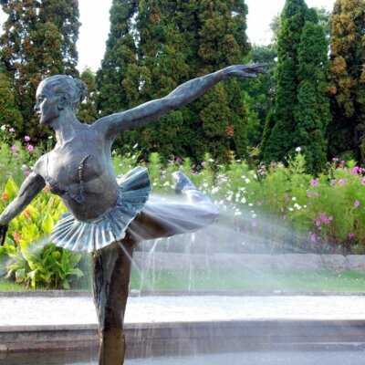 Brunnen mit Skulptur aus Bronze