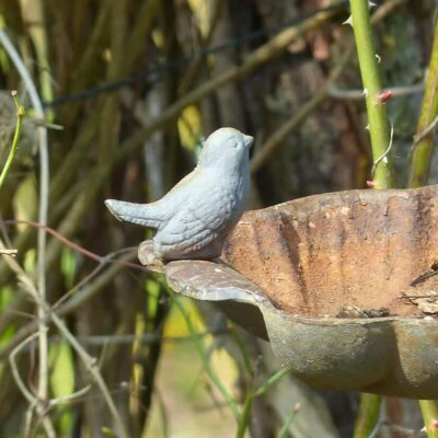 Rostige Vogeltränke mit Vogelfigur