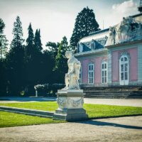 Antike Figur in großem Schlossgarten