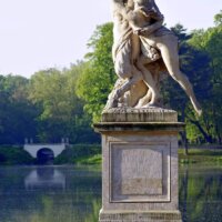 Antike Statue neben großem Teich