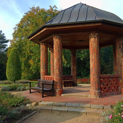 Auffälliger Gartenpavillon aus Backsteinen.