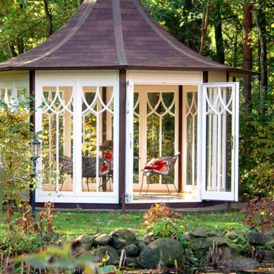 Ein geschlossener Pavillon bietet bei jedem Wetter Gemütlichkeit.