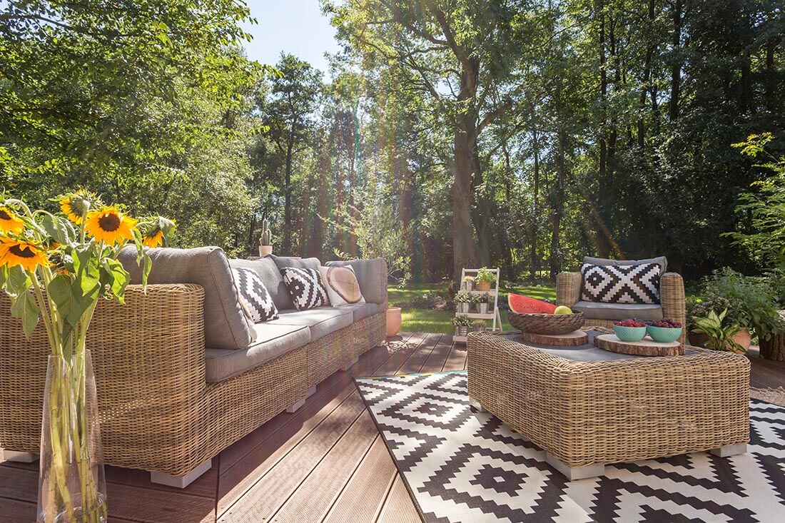 Gemütliche Terrasse mit Dielen aus Holz