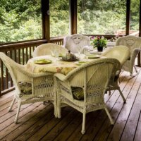 Gemütliche Terrasse mit Holzdielen und weißen Möbeln