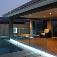 Moderne Holzterrasse mit Pool