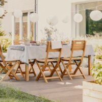 Sitzgruppe auf Terrasse mit Holzdielen im Sommer