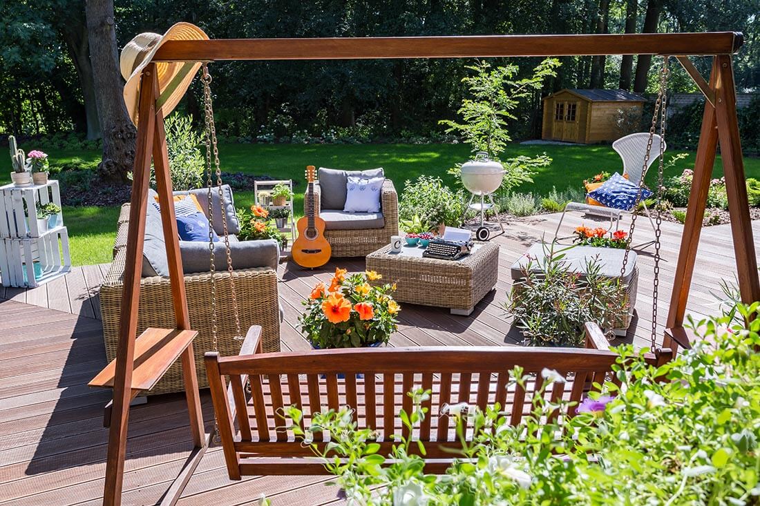 Terrase mit Dielen im Sommer