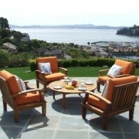 Terrasse mit Steinplatten und Möbeln aus Teak-Holz