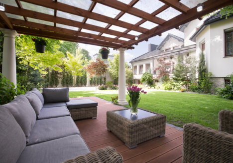 Luxuriöse Pergola im Garten einer Villa