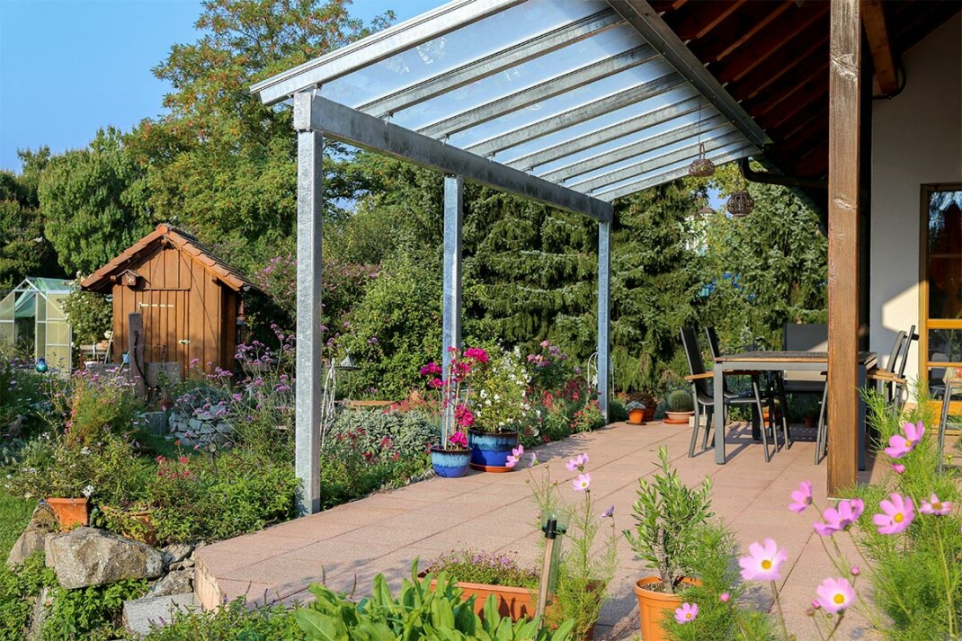 Überdachte Terrasse mit schönem Garten