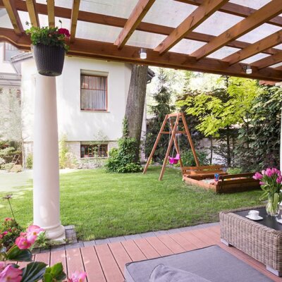 Spielplatz neben schöner Pergola