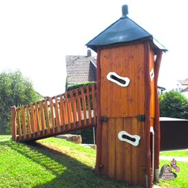 Einzigartiger Spielturm aus Holz fr den Kinderspielplatz...