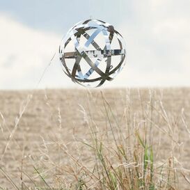 Metallisches Windspiel als Kugel fr den Garten - Katu